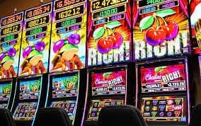 Tampilan layar Bigger Bass Bonanza dengan gulungan, simbol, dan fitur bonus yang aktif